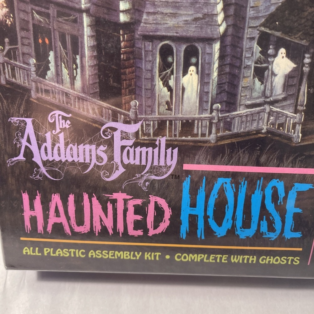 Polar Lights The Addams Family Haunted House with Ghosts Model Kit 5001 New - Picture 2 of 12